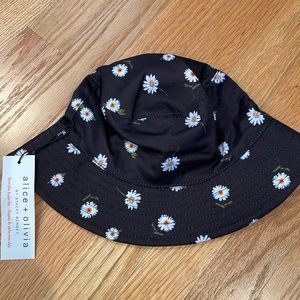 Alice and Olivia bucket hat. Daisies. Nylon one size NWT